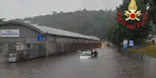 Maltempo, nubifragio su Como: strade allagate e auto in difficoltà