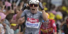 Tour de France 2025, Philipsen vince in volata ed è prima maglia gialla