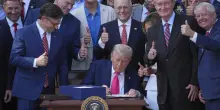 Donald Trump firma legge di bilancio ‘Big beautiful bill’
