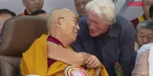 India, il Dalai Lama compie 90 anni e ‘festeggia’ con Richard Gere: “Spero di arrivare ai 130”