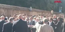 Castel Gandolfo, il Papa arriva a piedi e saluta i fedeli