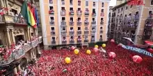 Pamplona, inizia la festa di San Fermin: migliaia in piazza prima della corsa dei tori