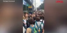 Amadeus fermato a Londra da alcuni giovani italiani: il video virale sui social