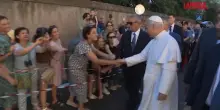 Papa Leone XIV, l’arrivo a Castel Gandolfo e l’accoglienza dei fedeli: le immagini