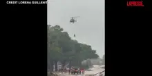 Texas, lincredibile salvataggio in elicottero di una persona bloccata nelle inondazioni
