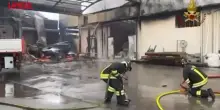 Treviso, incendio a Cordignano in una ditta di pannelli fotovoltaici: le immagini dei soccorsi