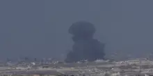Gaza, media: 14 morti nella Striscia nei raid israeliani all’alba. Netanyahu da Trump