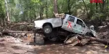 Usa, fiume straripa e travolge villaggio del New Mexico: le immagini della devastazione