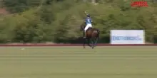 Il principe William gioca una partita di beneficenza di polo ad Ascot