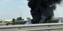 Bologna, autocisterna Gpl esplode dopo scontro con auto: morto l’autista