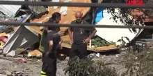 Milano, vigili del fuoco al lavoro per domare le fiamme in campo rom