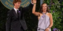 Wimbledon 2025, Sinner balla con Swiatek durante la serata di gala