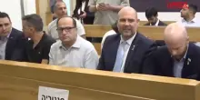 Israele, Netanyahu in aula per le accuse di corruzione, in strada i suoi contestatori: le immagini