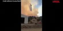 Usa, incendi divampano in Oregon: lintervento dellelicottero dei vigili del fuoco