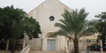 Gaza, Israele colpisce una chiesa: 3 morti. Ferito Padre Romanelli