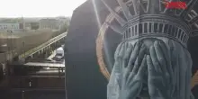 Francia, murale contro Trump: la Statua della Libertà con gli occhi coperti