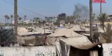 Gaza, colonne di fumo dopo i nuovi raid israeliani su Deir al-Balah