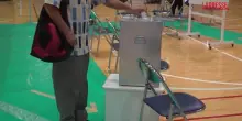 Giappone al voto, rischio sconfitta per il primo ministro Ishiba: cittadini al seggio a Tokyo