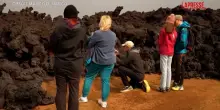 Islanda, eruzione vulcano a Grindavik: turisti si avvicinano alla lava per foto e video