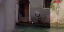 Venezia, rimossa opera di Banksy: "The Migrant Child" sarà restaurata