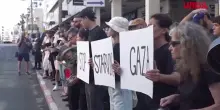 Gaza, israeliani protestano a Tel Aviv contro la carestia: "Si muore di fame"
