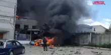 Ucraina, raid russo su Kharkiv: auto in fiamme e palazzi distrutti