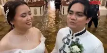 Filippine, alluvione non ferma matrimonio: coppia si sposa in una chiesa allagata