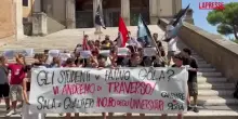 Protesta studenti a Roma, flash-mob contro il caro-affitti: “Basta studentati di lusso”
