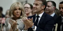 Francia, “Brigitte è un uomo”: coniugi Macron fanno causa all’influencer Candace Owens