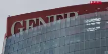 Milano, al via lo smontaggio dellinsegna sul grattacielo Generali