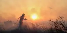 Grecia, vasto incendio vicino ad Atene: evacuati residenti
