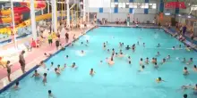 Iraq nella morsa del caldo: a Baghdad la gente si rinfresca in piscina