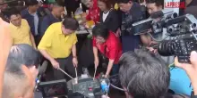 Thailandia, ex primo ministro distribuisce pasti agli sfollati dopo scontri con Cambogia