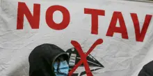 Proteste No Tav in Val di Susa: manifestanti lanciano bombe carta e occupano autostrada
