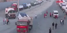 Gaza, camion con aiuti umanitari verso il valico di Kerem Shalom