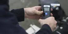 Auto, obbligo di alcolock per i condannati per guida in stato di ebbrezza: come funziona, le sanzioni