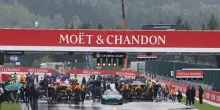 F1, Gp Belgio 2025 in diretta: bandiera rossa per pioggia, partenza sospesa