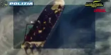 Lampedusa, arrestato per il trasporto di 70 migranti su un barchino: le immagini della polizia