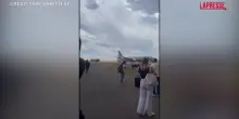 Aereo evacuato in pista a Denver, i passeggeri nel panico: "Ha preso fuoco, sto tremando"