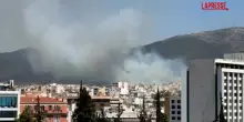 Incendi in Grecia, fiamme vicino al centro di Atene: in azione canadair