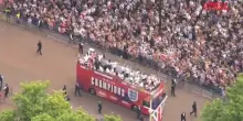 Europei di calcio femminile, la nazionale inglese festeggia la vittoria per le strade di Londra