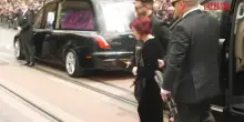 Funerali Ozzy Osbourne, migliaia di fan al corteo funebre a Birmingham