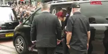 Funerali di Ozzy Osbourne, la famiglia al corteo funebre tra migliaia di fan: le immagini