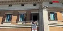 Gaza, striscione Avs su facciata Montecitorio: "Lipocrisia uccide come la fame"