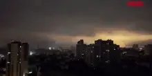 Ucraina, attacco russo a Kiev: lampi ed esplosioni nei cieli della Capitale