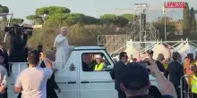 Giubileo dei Giovani, l’arrivo di Papa Leone XIV: pellegrini gli lanciano la maglia della Roma