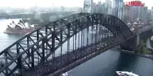 Sidney, migliaia di manifestanti per la popolazione di Gaza: le immagini dal drone