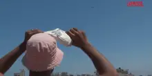Gaza, lattesa degli aiuti dal cielo, la corsa per accaparrarsi il cibo e il caos