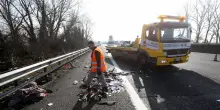 Incidente sull’A1, tir salta la carreggiata: tre morti e 18 feriti ad Arezzo