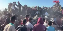 Gaza, folla si accalca sui camion che distribuiscono gli aiuti